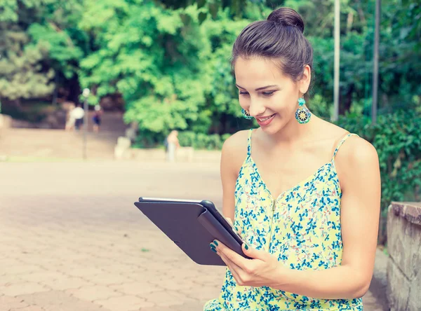 Mujer feliz joven usando tableta al aire libre en el parque de verano, sonriendo —  Fotos de Stock