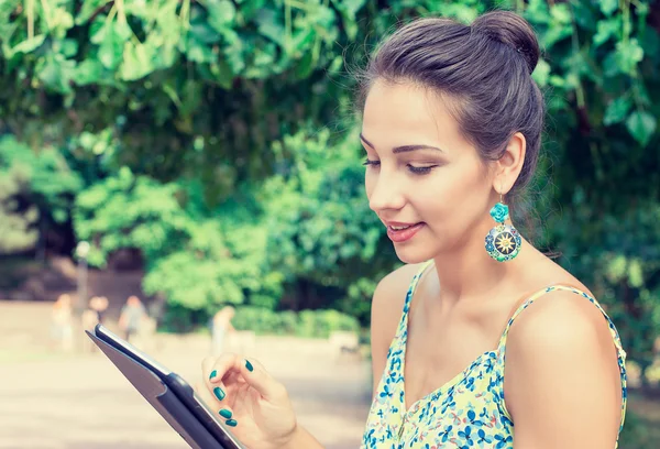 Giovane donna felice utilizzando tablet computer all'aperto nel parco, sorridente — Foto Stock