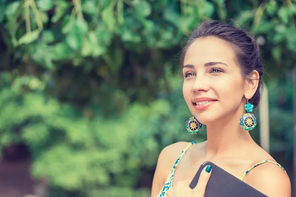 Portret van een vrouw die vrij gelukkig, lacht — Stockfoto