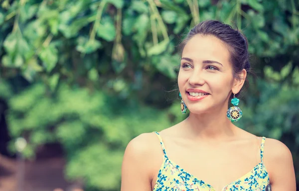 Portret van een vrouw die vrij gelukkig, lacht — Stockfoto