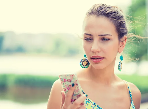 Upprörd sorgliga olycklig allvarliga kvinna prata textilen telefon missnöjd — Stockfoto