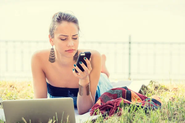 Szomorú szkeptikus boldogtalan nő súlyos textil telefon szabadban park — Stock Fotó