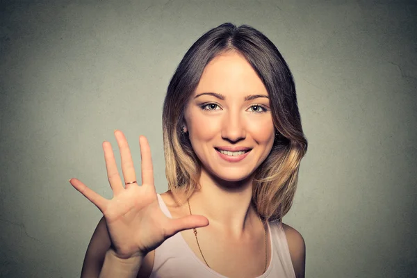 Sorrindo mulher fazendo alta cinco com a mão — Fotografia de Stock