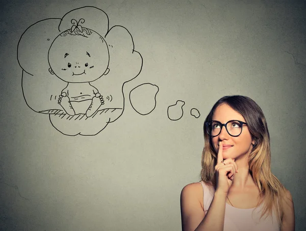 Retrato mujer pensando soñando con un niño — Foto de Stock