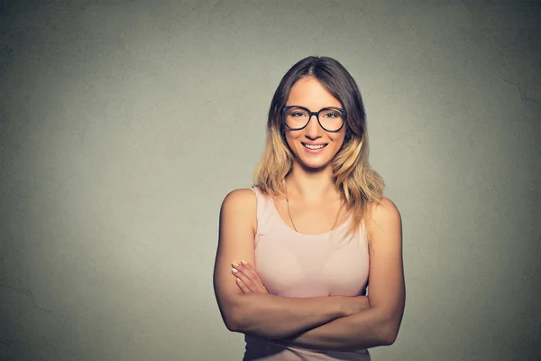 Gelukkige vrouw met armen gevouwen en glazen — Stockfoto