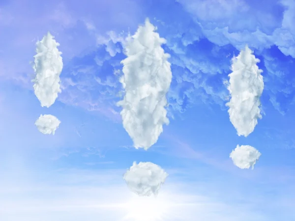 Хмари у формі знака оклику на фоні блакитного неба — стокове фото