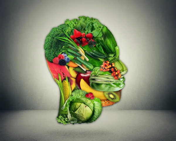 Una elección de estilo de vida saludable. Verduras frescas y frutas en forma de cabeza humana —  Fotos de Stock