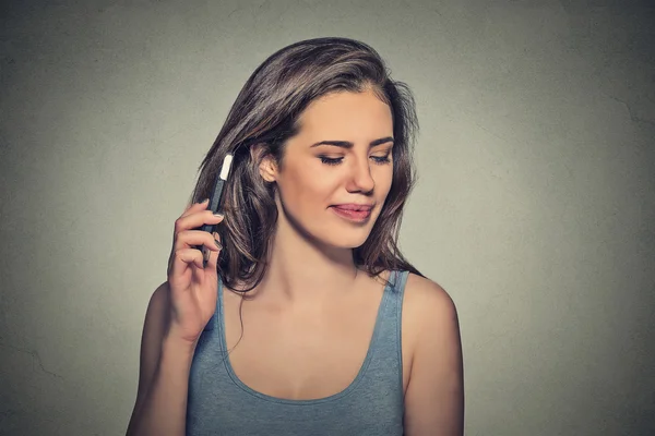 Mulher descontente ao telefone com dor de cabeça. Menina infeliz perturbado falando no telefone — Fotografia de Stock