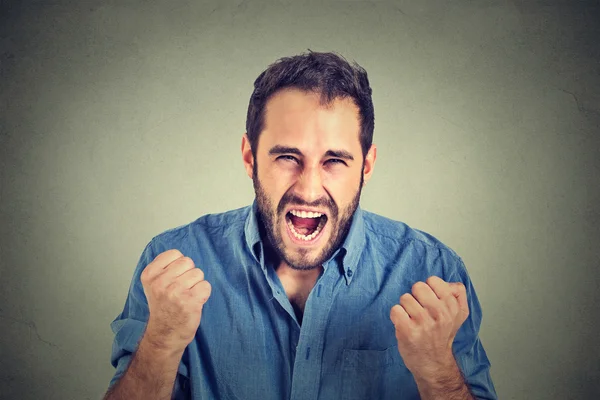 Retrato de jovem bravo homem gritando — Fotografia de Stock