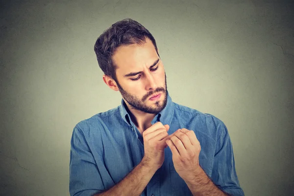 Hombre mirando las manos uñas obsesionado con los gérmenes de limpieza — Foto de Stock