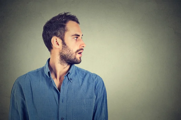 Perfil del hombre guapo sobre fondo gris —  Fotos de Stock