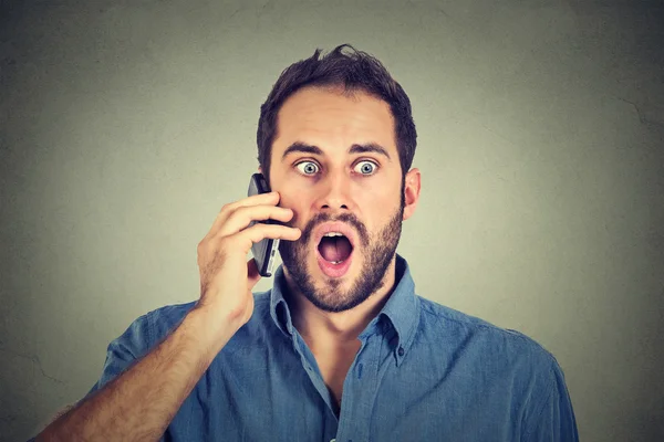 Shocked man talking on mobile phone — Stok Foto