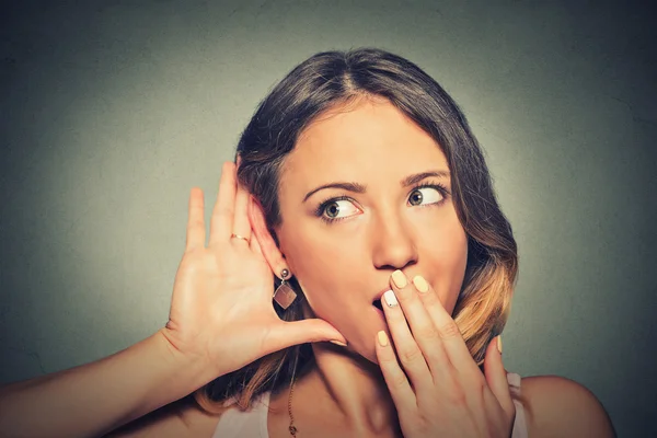 Surprised young nosy woman hand to ear gesture carefully secretly listening — Stock Photo, Image