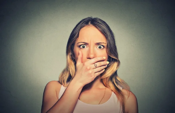 Крупный план обеспокоен испуганной шокированной женщиной, закрывающей рот — стоковое фото