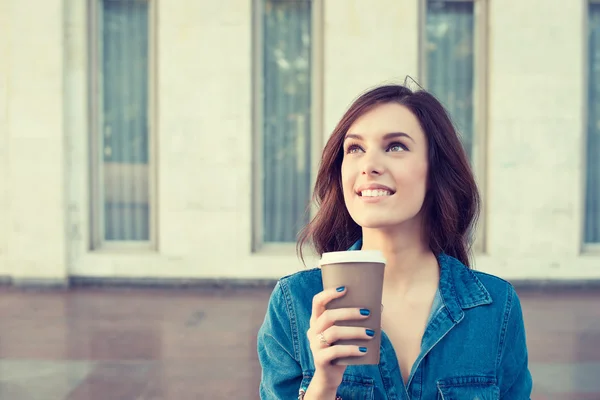 Sorridente donna che beve caffè all'aperto tenendo tazza di carta — Foto Stock