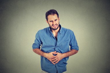 Mide ağrısı hazımsızlık ile genç adam