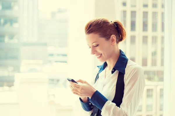 Young business woman texting on her smart phone — Stockfoto