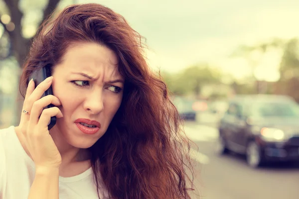 Infeliz mujer joven enojada hablando en el teléfono móvil mirando frustrado — Foto de Stock