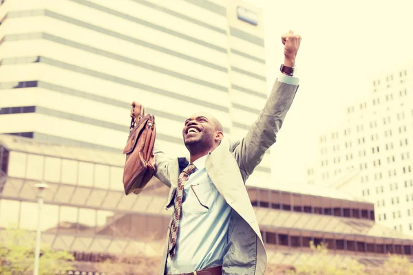 Jovem homem de negócios bonito celebra liberdade braços de sucesso levantados — Fotografia de Stock