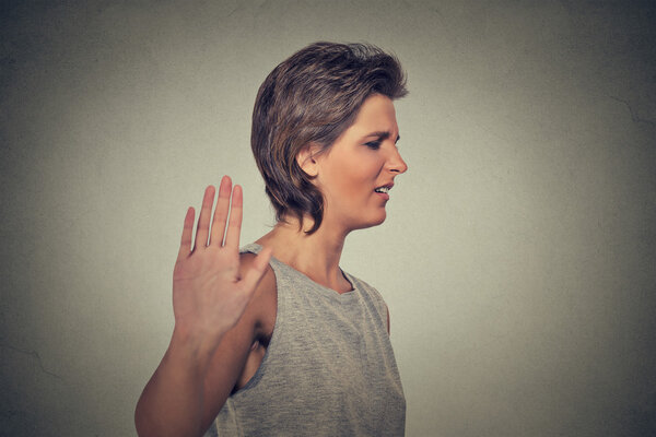 раздраженная сердитая женщина с плохим отношением, говорящая с жестом руки
