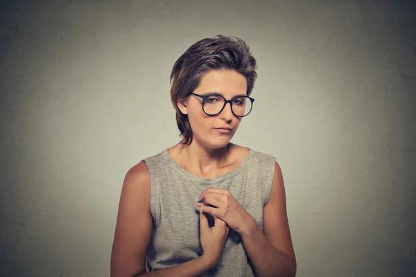 Falta de confianza. Tímida joven mujer en gafas se siente incómodo —  Fotos de Stock