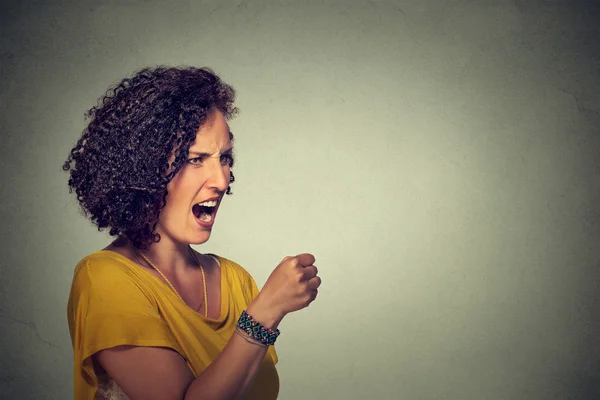 Mulher irritada gritando com punho no ar — Fotografia de Stock