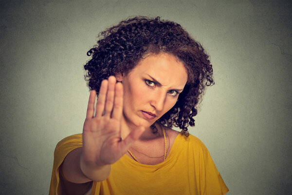 молодая раздраженная сердитая женщина с плохим отношением, говорящая с жестом руки
