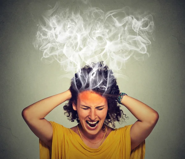 Mujer estresada gritando frustrado pensando demasiado vapor saliendo de la cabeza —  Fotos de Stock