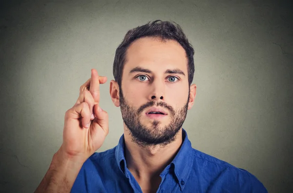 Junger Mann drückt die Daumen — Stockfoto