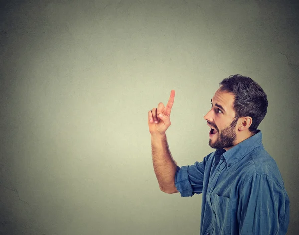 Young man has an idea, pointing with finger up looking up — 图库照片