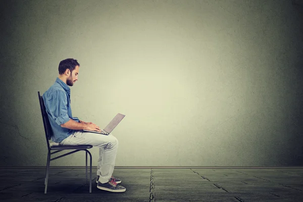 Junger Mann mit Laptop — Stockfoto