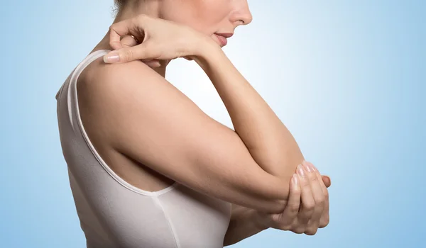 Armschmerzen und Verletzungskonzept. Nahaufnahme Seitenprofil Frau mit schmerzhaftem Ellbogen — Stockfoto