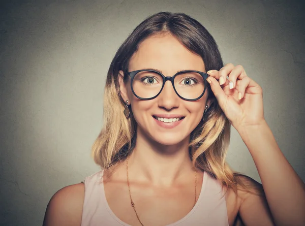 Primeros planos mujer joven en gafas — Foto de Stock
