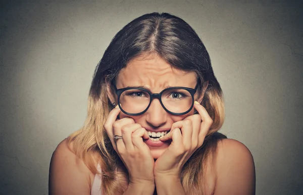 Estresado chica joven ansiosa en gafas estudiante morder las uñas — Foto de Stock