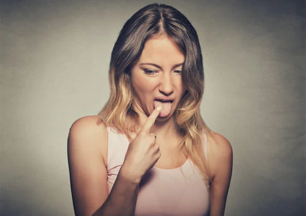 Жінка, роздратована набридлим пальцем в горлі, показує, що вона збирається кинути — стокове фото