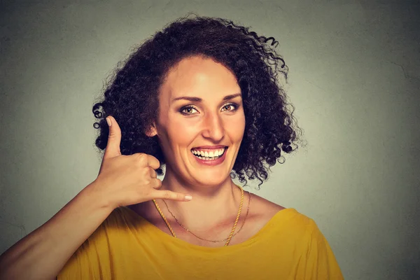 Atractiva joven mujer haciendo una llamada me signo y sonriendo —  Fotos de Stock