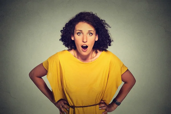 Mujer sorprendida en vestido amarillo —  Fotos de Stock