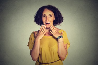 mutlu kadın heyecanlı görünümlü, tam güvensizlik şaşırttı, göğüs elleri, benim?