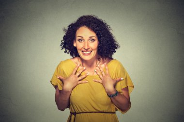 mutlu kadın heyecanlı görünümlü, tam güvensizlik şaşırttı, göğüs elleri, benim? 