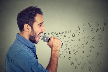 Onun ağzından çıkan alfabesi harfleri ile mikrofon şarkı genç adam