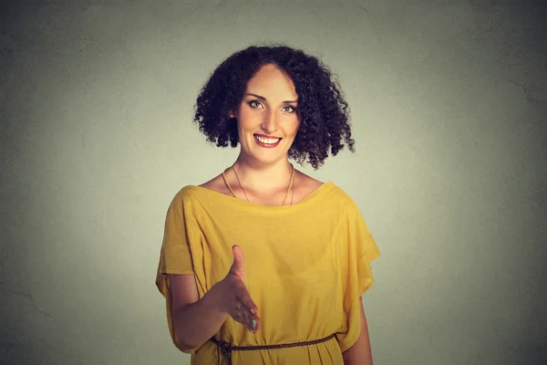 Молодая улыбающаяся женщина, студентка, агент по работе с клиентами, давая вам рукопожатие — стоковое фото