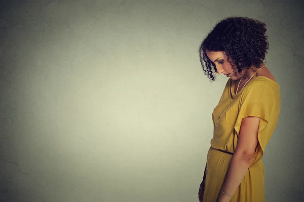 Perfil lateral triste mujer joven solitaria mirando hacia abajo — Foto de Stock