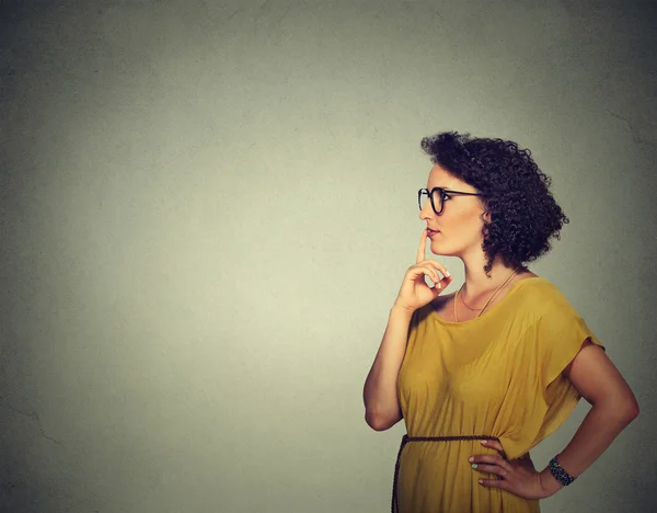 Woman in yellow dress thinking looking pensive — Stockfoto