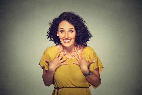 Lycklig kvinna ser upphetsad, förvånad i full misstro, händerna på bröstet, det är jag? — Stockfoto