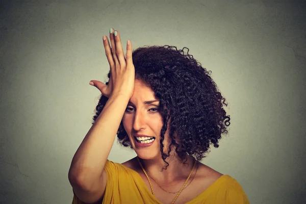 Frau mittleren Alters schlägt Hand auf den Kopf, um zu sagen, dass duh Fehler gemacht hat — Stockfoto