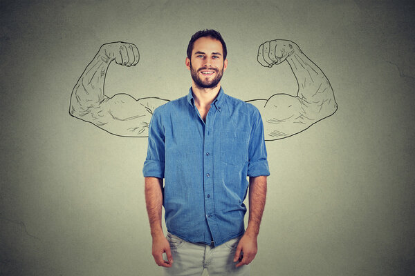 Сильный молодой красивый счастливый мужчина
