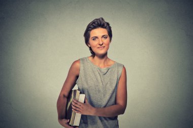 Kitap tutan bir kendine güvenen genç öğrenci kadın portresi