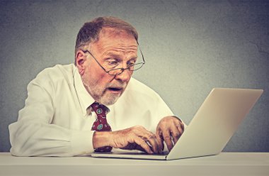Karışık şaşırmış üst düzey adam pc dizüstü bilgisayar kullanan