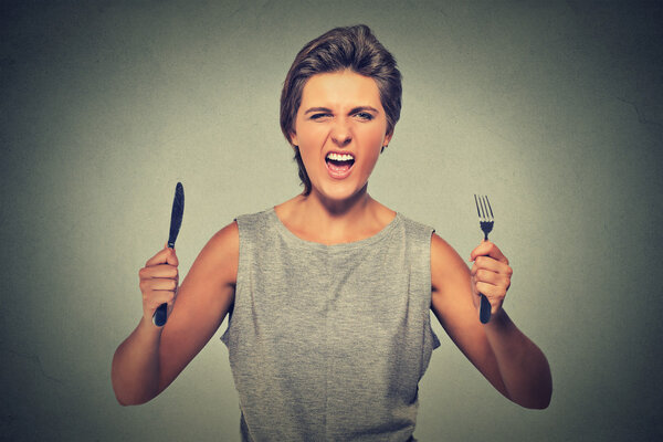 Портрет очень голодной молодой женщины, кричащей, недовольной
 