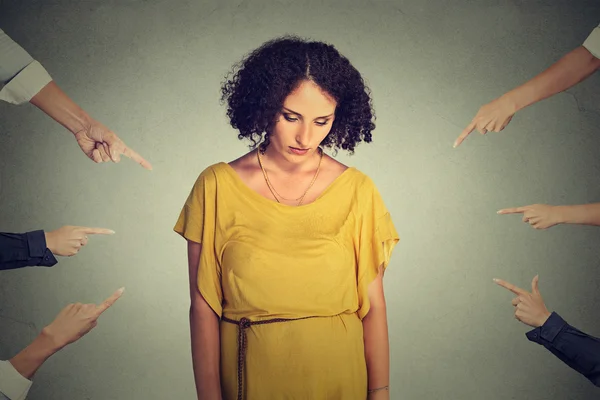 Acusación de culpable chica. Triste mujer avergonzada mirando hacia abajo muchos dedos señalándola — Foto de Stock